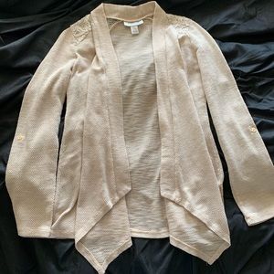 Long sleeve sweater.